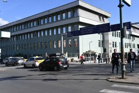 Тинејџерка од Турција тешко повредена, автомобилот во кој се возела удрил во билборд