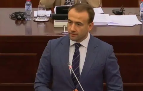 СТОЈАНОСКИ: Кацарска како продолжена рака на СДСМ за пензиите и амандман од Венко за братот Никола Флипче и Вице Заев за струјата