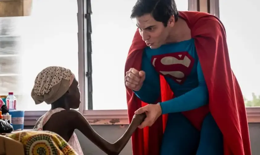 Супермен од Бразил ги израдува болните деца во Гана (ВИДЕО)