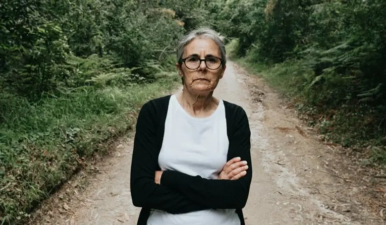 Десет особини на љубоморна свекрва која не може да го пушти синот