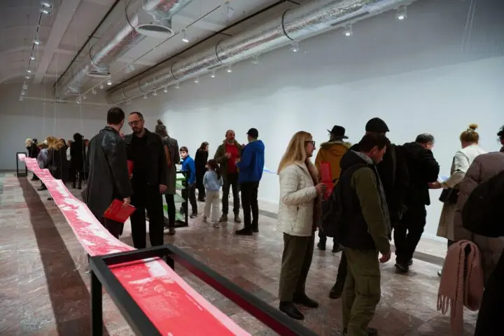 [Фото] Изложбата „Приказни од маргините“ на Ѓорѓе Јовановиќ предизвика голем интерес