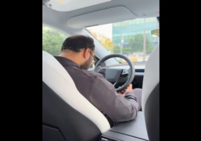 Роботаксито на „Тесла“ вози, а безбедносниот оператор спие над воланот