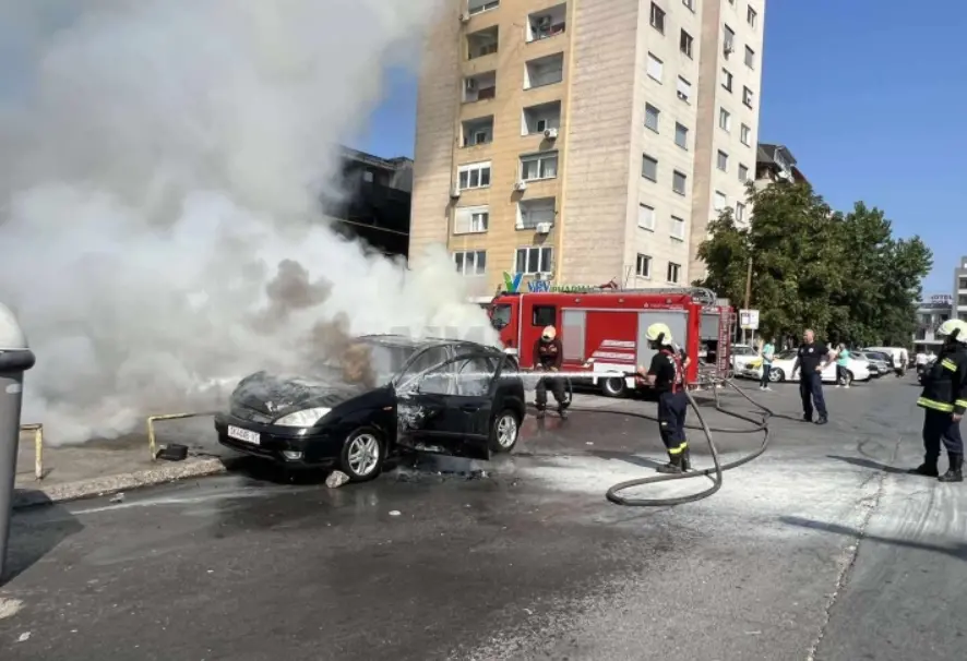 ВО ВЕЛЕС СЕ ЗАПАЛИ ВОЗИЛО ВО ДВИЖЕЊЕ Оштетено е и едно паркирано возило