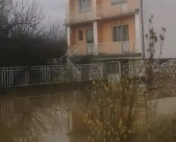 Поплавени 50 домови во Ресен, под вода земјоделски површини и во Демир Хисар, во Прилеп паднал таван од куќа