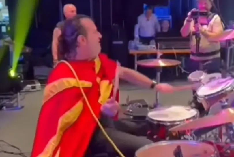 (ВИДЕО) Аца Лукас со македонското знаме на себе ја пее „Јовано Јованке“ – по приведувањето напиша „Ја сакам Македонија“