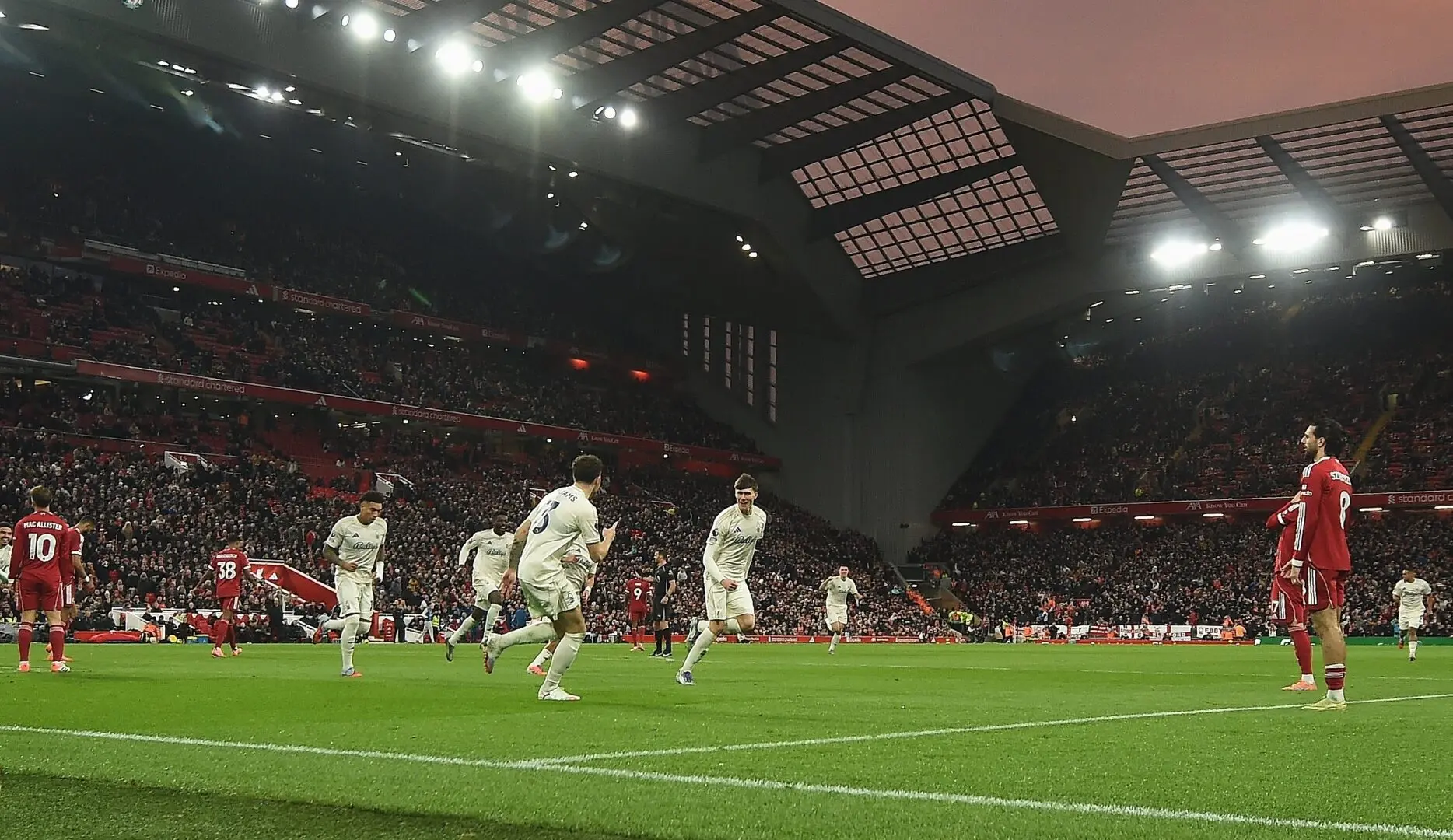 (Видео) „Шумарите“ од Нотингем среде „Енфилд“ го декласираа Ливерпул