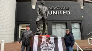 (Фото) Среќната амајлија од Македонија на „Сент Џејмс Парк“: Како „Toon Army Macedonia“ донесе победа против Сити!