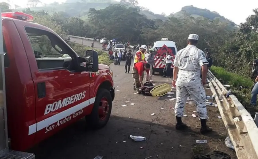 Најмалку десет луѓе загинаа во автобуска несреќа во Мексико