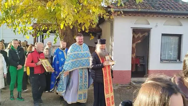 (Фото)Во Битола бројни верници ги пречека светите мошти на Света Недела во црквата "Света Недела"