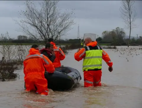 Во Албанија поплавени околу илјада домови и 1.500 хектари земјоделско земјиште, евакуирани стотина семејства