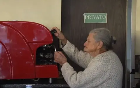 101 годишна Италијанка инспирира со енергија: Ана Поси подготвува еспресо повеќе од шест децении (ВИДЕО)