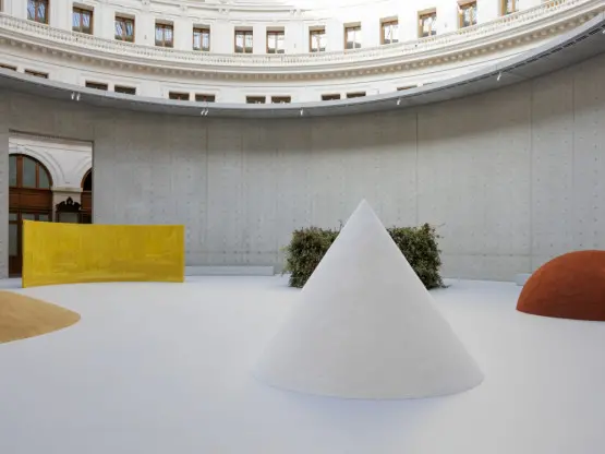 Зошто минимализмот е сè поважен во луксузната мода и во уметностa