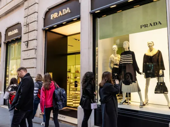 Продажбата на „Прада“ расте, а со тоа и надежта за луксузниот сектор