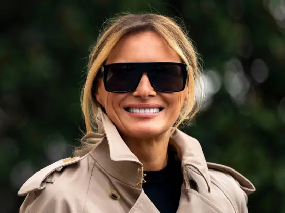 Меланија Трамп носи палто од „Барбери“ додека британскиот бренд најавува враќање на берзата