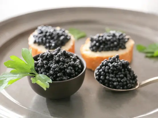 Кавијарот стана како пилешко месо од супермаркет во светот на високата гастрономија