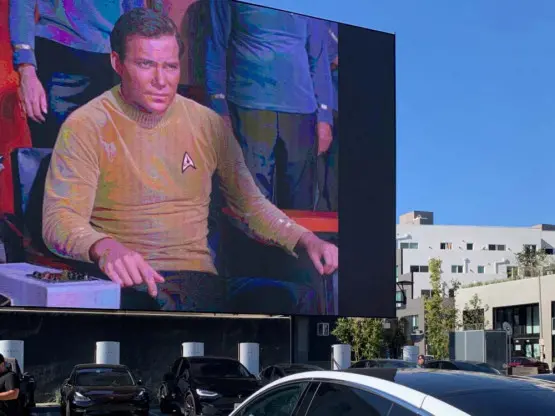 Гастрономско тест-возење низ првиот „Тесла дајнер“ во Лос Анџелес