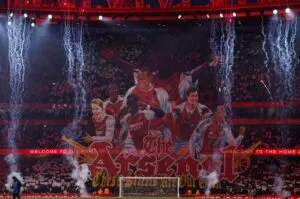 „Сол на раната“ за Тотенхем: Арсенал со брутална кореографија го пречека лутиот ривал на „Емирати“!