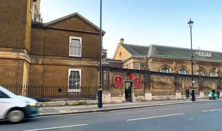 Туристи жртви на ВИ-измама за „божиќен базар“ пред Бакингемската палата