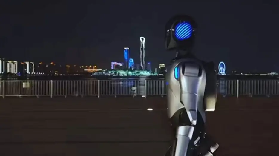 ВИДЕО: Кинески хуманоиден робот помина 100 км за 3 дена, постави светски рекорд