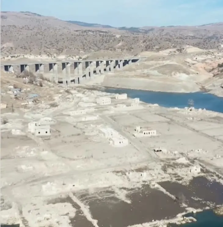 Видео: Езерото Каракурт во Источна Турција пресуши, се појави потопено село од 2020 година