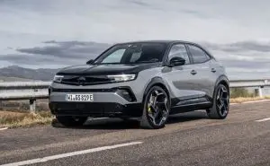 ВОЗЕВМЕ: На F1 патека со новата Opel Mokka GSE. Каква Mokka? Па, Mokka без шеќер!