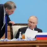 Русија ја претпочита првичната верзија од американскиот план за крај на војната, порача советникот на Путин, Јури Ушаков