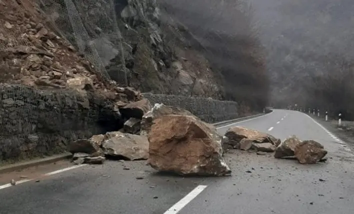 Поради одрон во прекин е сообраќајот на регионалниот пат Ресен- Граничен премин Стење