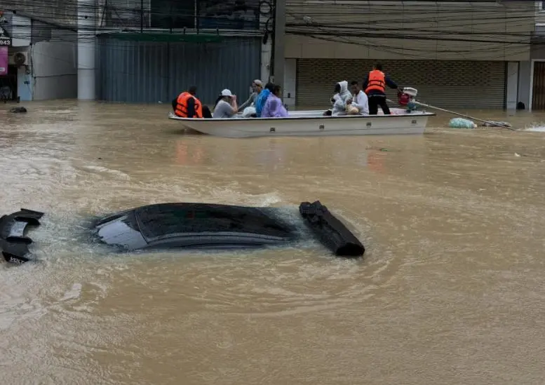 Тајланд испраќа носач на авиони и спасувачки екипи во јужен Тајланд поради рекордните поплави