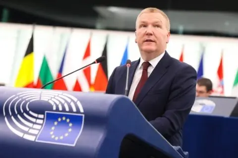 Мекграт: Штитот на демократија е европски одговор за заканите по демократските вредности