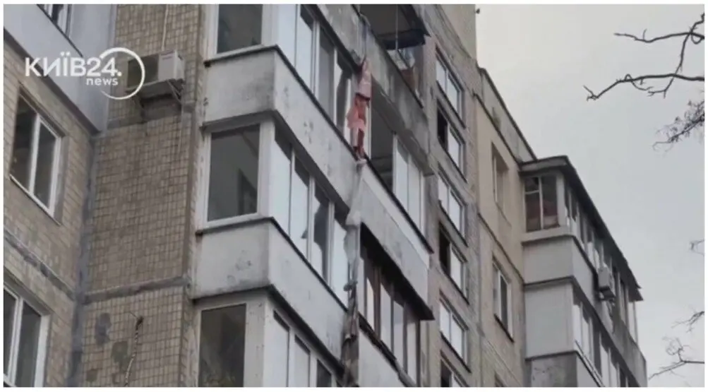 (ВИДЕО) Потресна снимка од Киев: Врзале ќебиња за да избегаат од запалениот стан