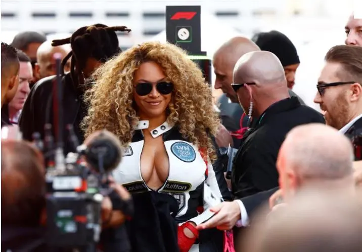 Фото: Деколтетот на Бијонсе „собрано“ во формула 1