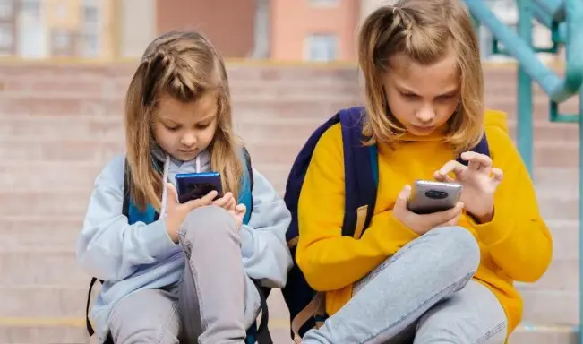 Австралија ќе почне со деактивирање на социјалните медиуми на лица под 16 години