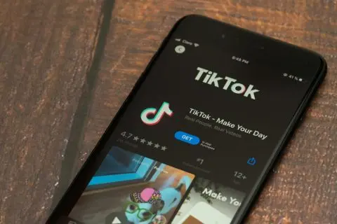 TikTok воведува строги нови правила: Крај за доцното „скролање“ и зависноста од екрани?