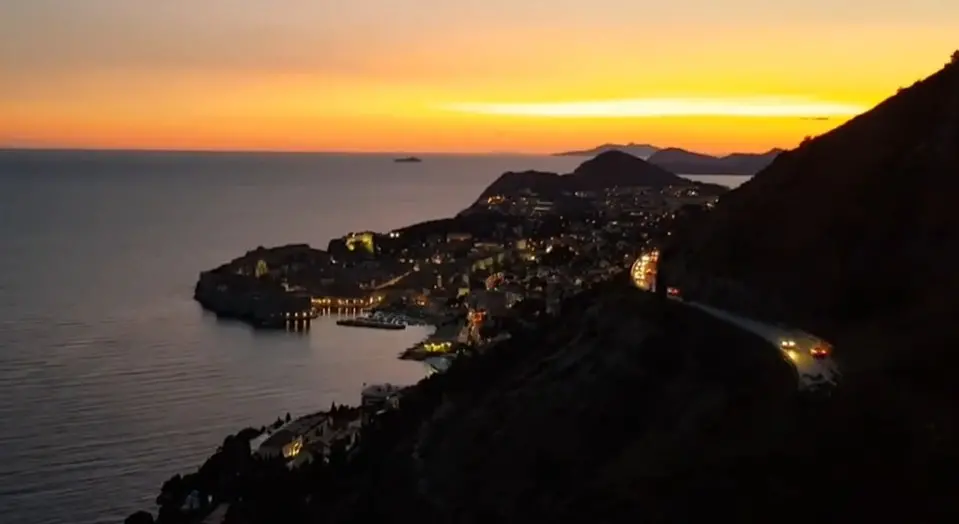 Малолетнички измамени со понуди за моделинг и одведени на приватни забави во Дубаи – руските медиуми објавија преписки