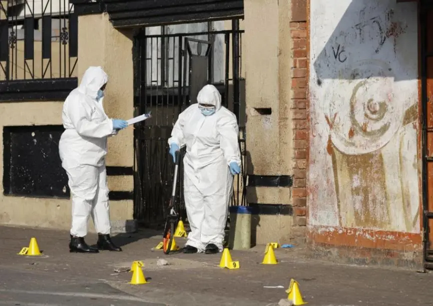 Деветмина убиени и 10 ранети при пукање во Јужна Африка, полицијата ги бара осомничените