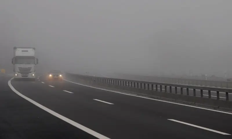 (ВИДЕО) МВР апелира до возачите особено да внимаваат во услови на намалена видливост поради маглата