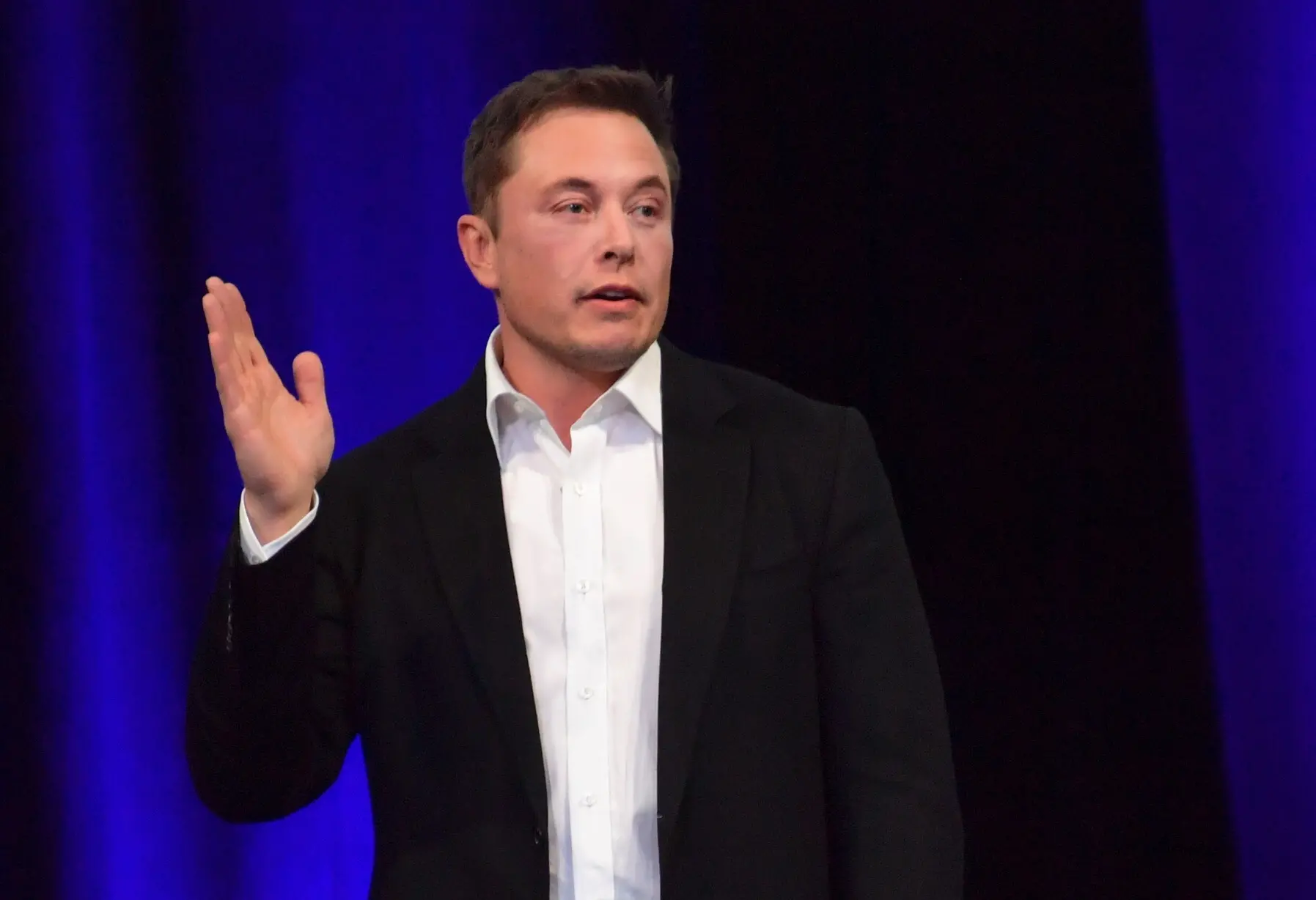 Маск се побиску да стане првиот билијардер