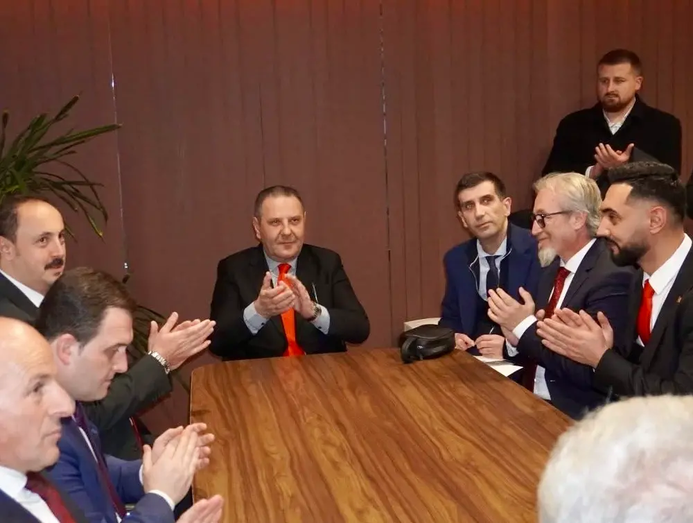 (Видео) Турското знаме подигнато пред Општина Кичево