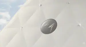 (ВИДЕО) Ново издание на Motorola Edge 70: Специјална боја и кристали Swarovski