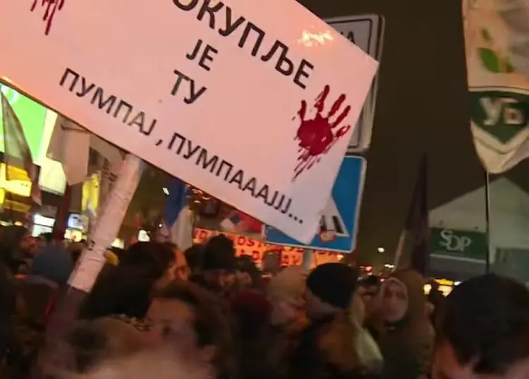 СТУДЕНТСКИ ПРОТЕСТ ВО НОВИ ПАЗАР Универзитетот отпушти 30 професори, студентите бараат оставки