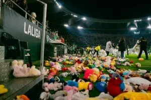 (Видео) Дожд од играчки во Севиља: Спектакуларната божиќна традиција на Бетис повторно го воодушеви светот!