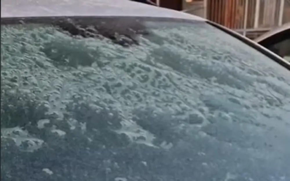 Стари чорапи и леплива лента: Моќно „оружје“ против зимските маки на возачите!