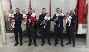 (ВИДЕО) Бејби-бум во противпожарна служба во Хрватска-бебиња што ги „палат срцата“ во новогодишна опрема