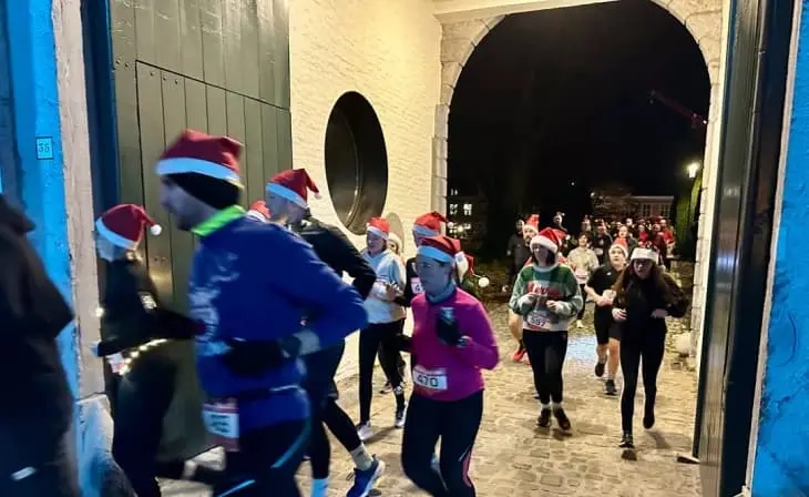 Хуманитарна „трка на Дедо Мразовци“ во белгискиот град Хаселт