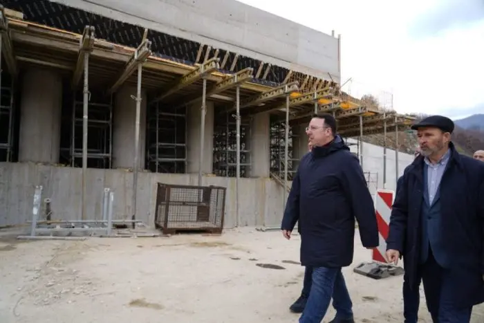 НИКОЛОСКИ: Со сложени инженерски зафати, кои за прв пат се изведуваат и во регионот, ќе го доизградиме автопатот Охрид – Кичево