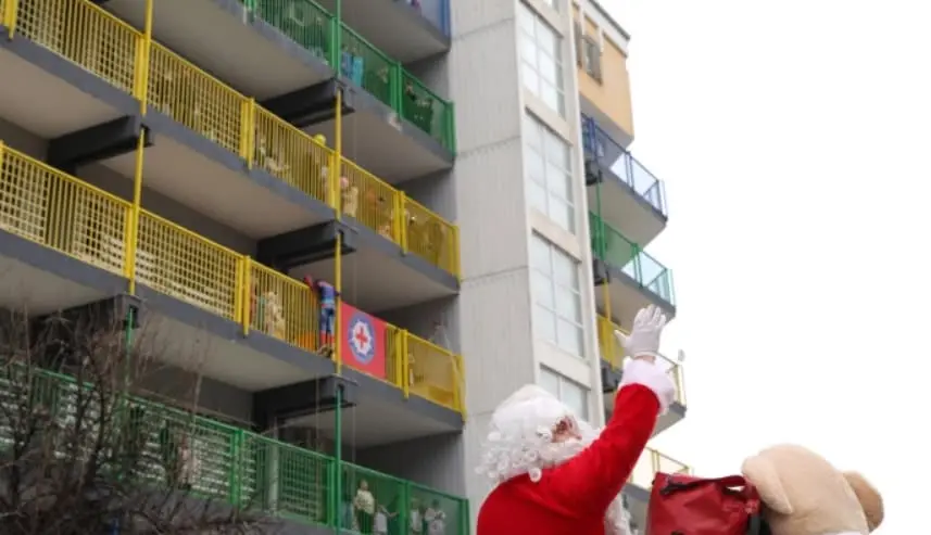 Дедо Мраз и супер херои од цртаните филмови им поделија пакетчиња на хоспитализираните на Детската клиника