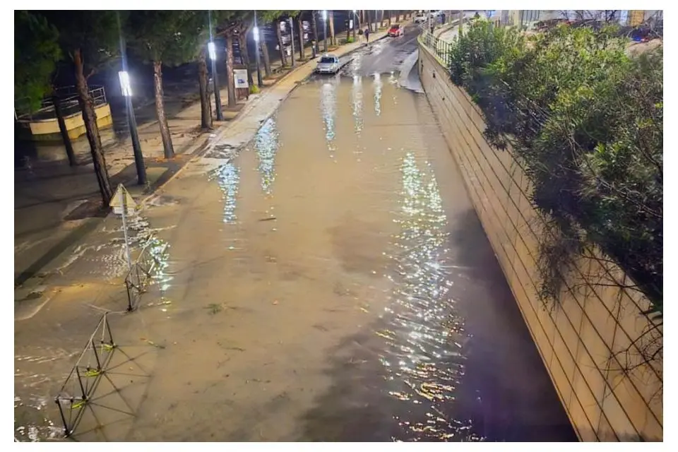 Невреме на југот на Франција: Во тек е евакуација, трамвај заглави во порој (ВИДЕО)