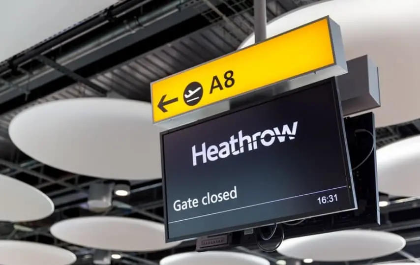 Патник ги поминал сите контроли на Хитроу, а немал ни пасош ни билет-  никој ништо не забележал  