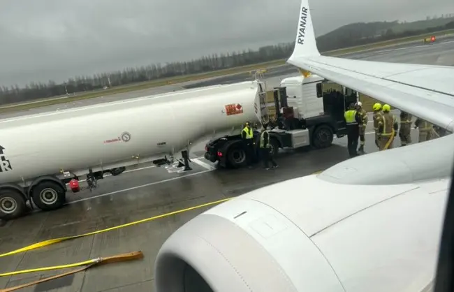 Драма на аеродром во Шкотска: Авион се судрил со камион за гориво, патниците итно евакуирани