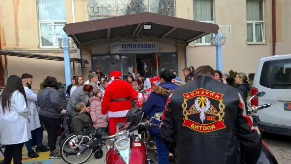 Мотоџиите од МК „Конзули“ Битола на мотор им го однесоа Дедо Мраз на децата во ресурсниот центар „Кочо Рацин“ Битола